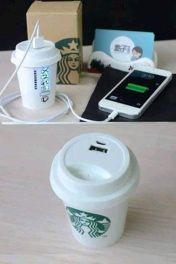 Nabíjačka na smartfón v tvare kávového pohára so zásuvkou USB na viečku a logom známej kaviarenskej siete.