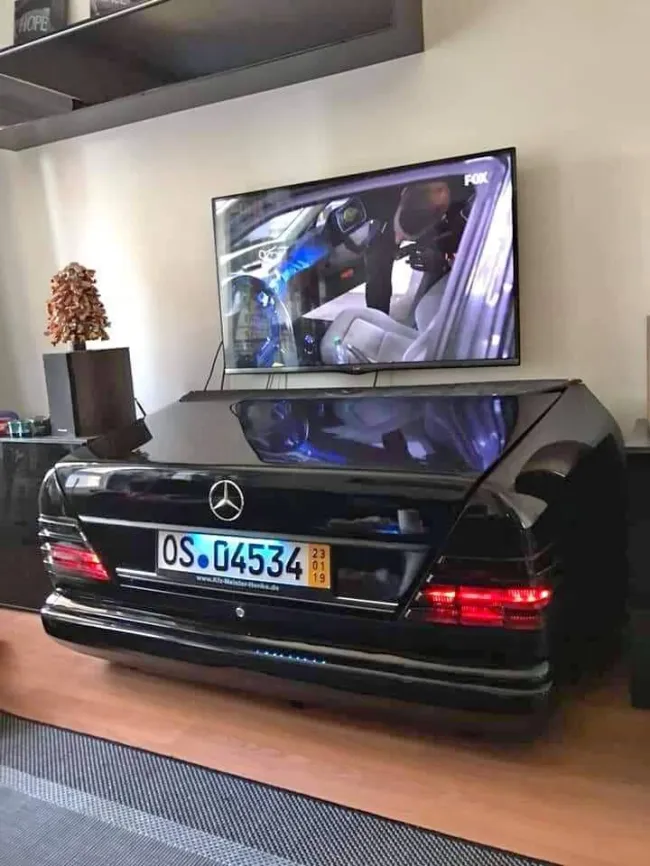 Elegantná čierna TV skrinka s dizajnom zadnej časti Mercedesu ako unikátny interiérový doplnok.