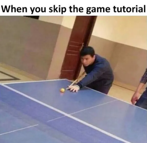 Muž hrá ping pong, ale drží pálku nesprávne na stole. Humor z nevedomého hrania bez návodu.