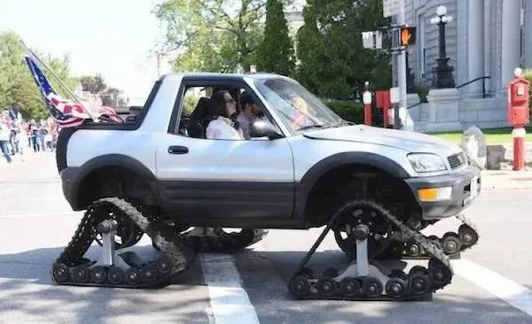 Vozidlo na páse podobné tanku na mestskom priechode.