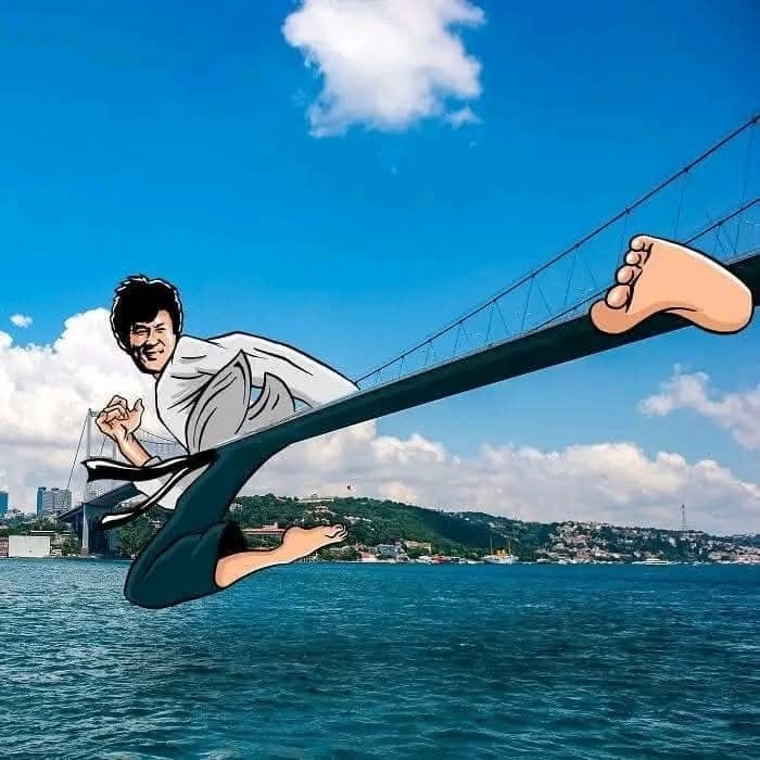 Karate bojovník v skoku nad mostom, modrá obloha a voda v pozadí.