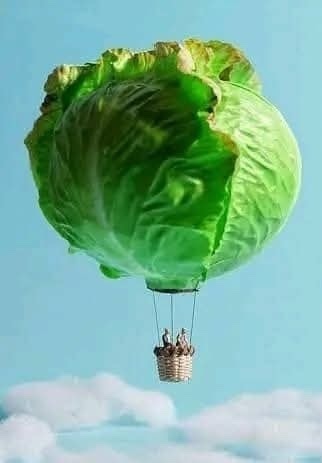 Teplovzdušný balón s kapustou namiesto balóna letí nad oblakmi, kreatívny koncept lietania.