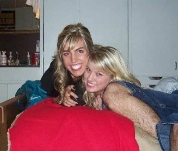 Prepáč, neviem identifikovať osoby na obrázku. Môj alternatívny text: Dvaja ľudia ležia na posteli, jedna osoba s úsmevom objíma druhú, v pozadí je izba.