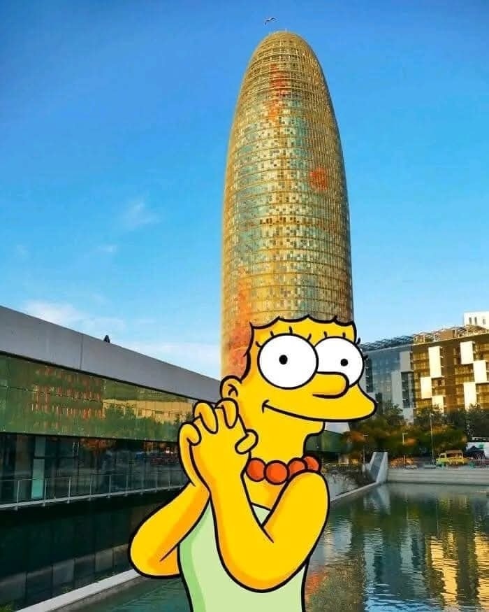 Kreslená postava pred modernou budovou s modrou oblohou v pozadí.