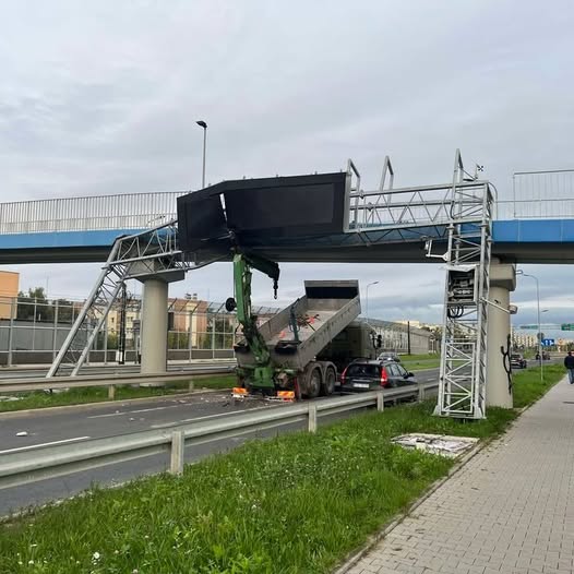 Nákladné auto s vyklopenou korbou uviazlo pod mostom a spôsobilo poškodenie konštrukcie nad cestou.