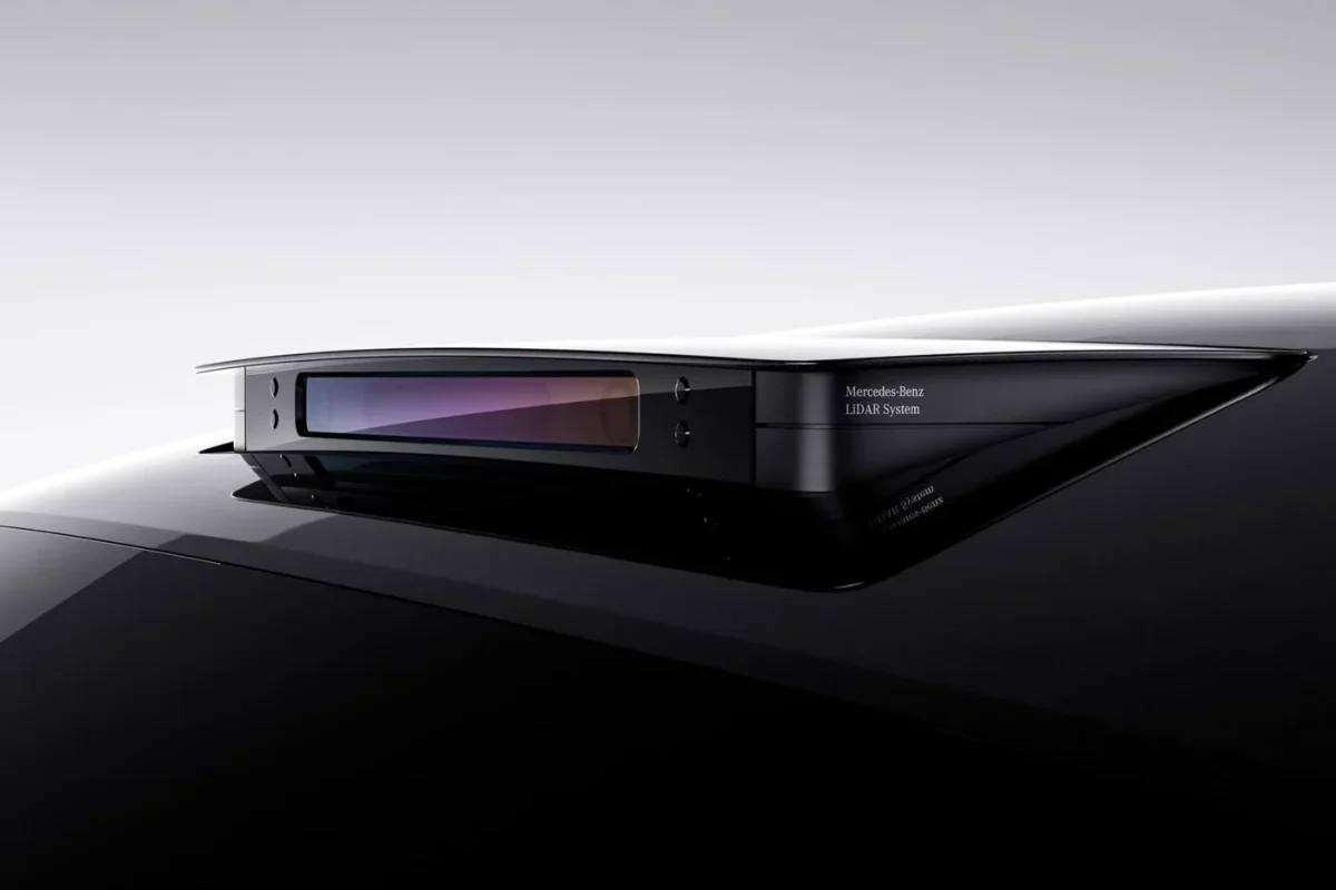 Systém LiDAR od Mercedes-Benz na streche auta pre pokročilé snímanie a autonómne riadenie.