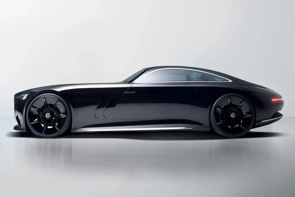 Luxusné čierne športové auto s moderným dizajnom, bočný pohľad na elegantnú karosériu a veľké kolesá.