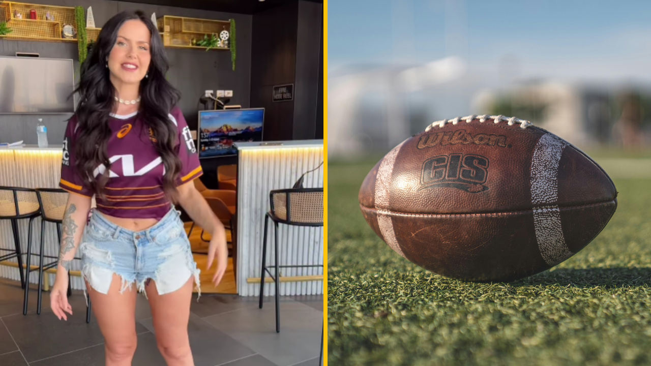 Žena v športovom drese a džínsoch stojí v kaviarni, vedľa americká futbalová lopta na trávniku.