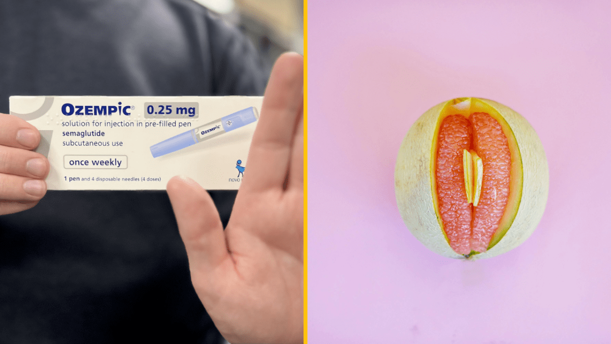 Ruka drží krabičku farmaceutického produktu vedľa rozrezaného melóna s ružovým ovocím na ružovom pozadí.