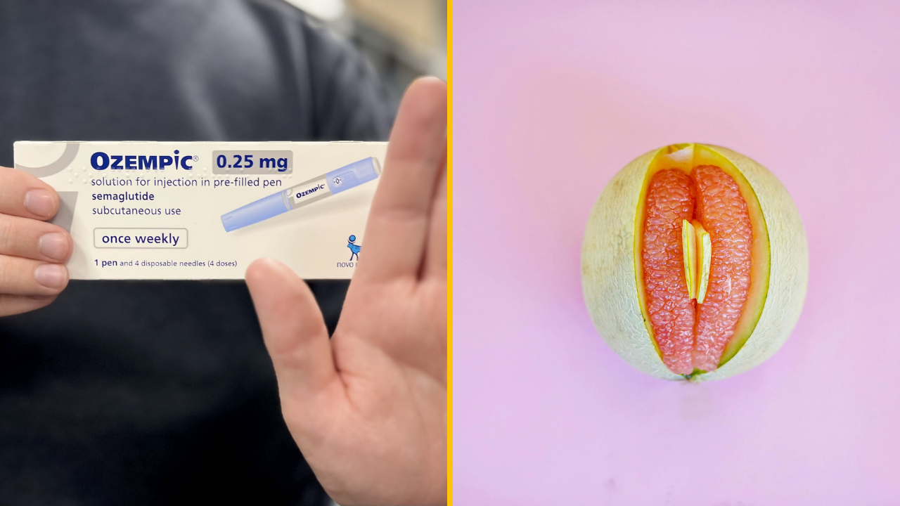 Ruka drží krabičku farmaceutického produktu vedľa rozrezaného melóna s ružovým ovocím na ružovom pozadí.