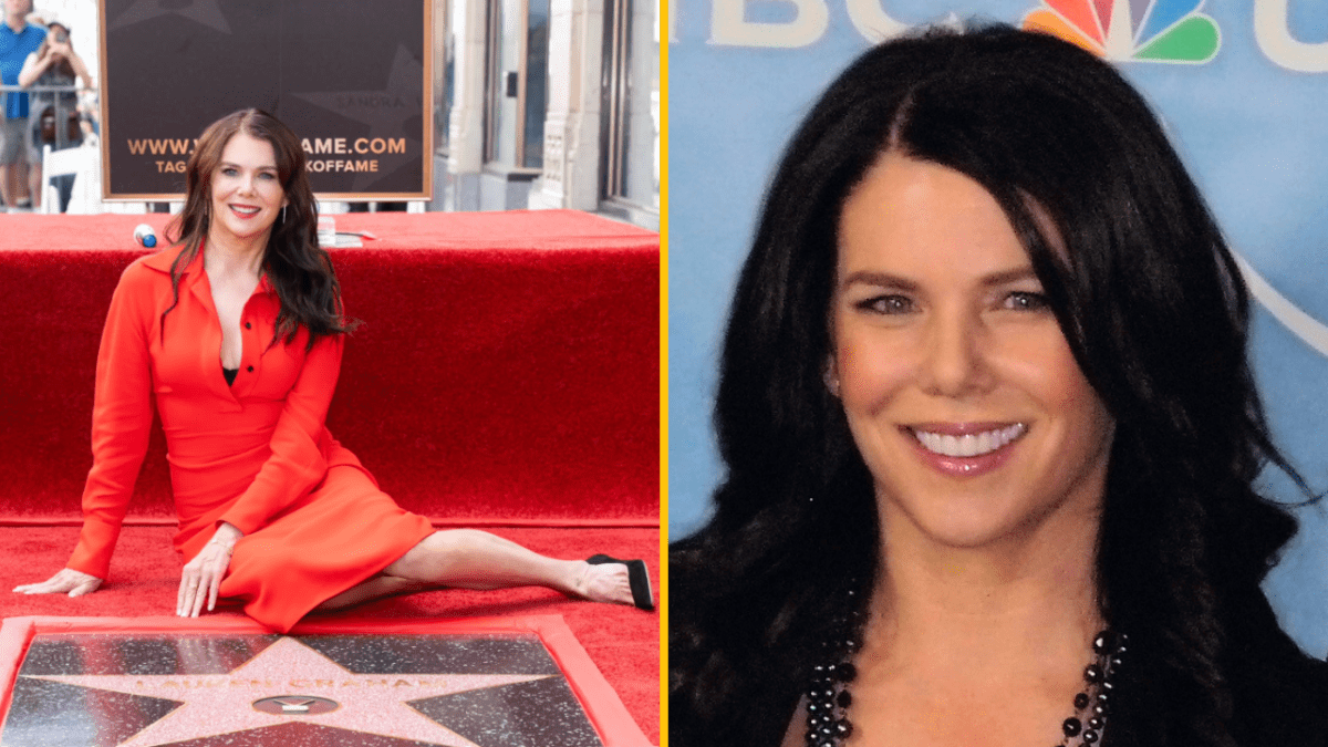 Osoba v červenom na chodníku slávy, pózuje vedľa hviezdy, portrét usmiatej osoby na modrom pozadí.