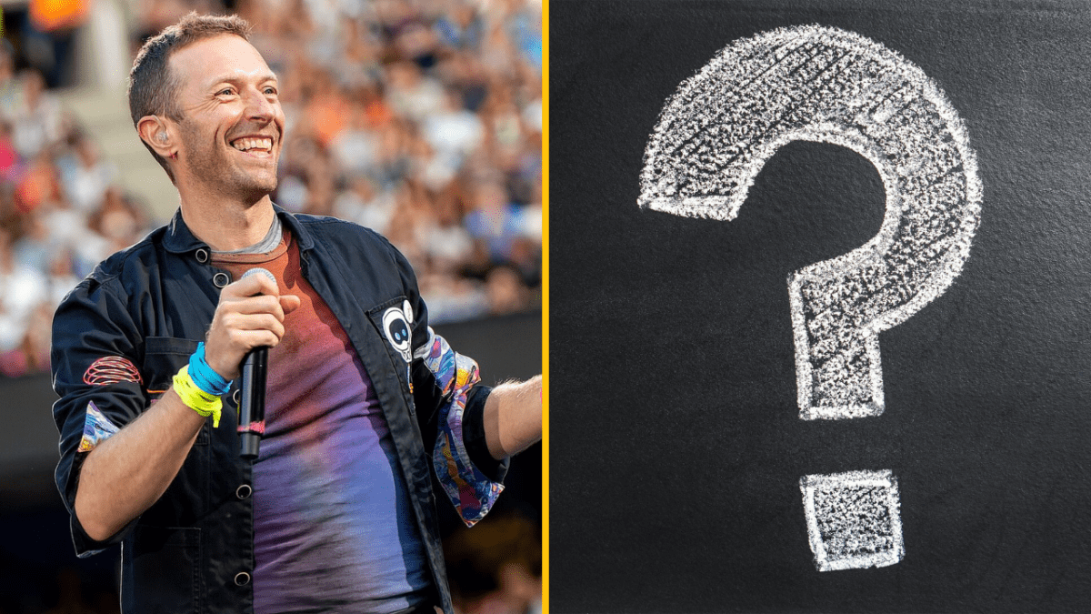 Osoba s mikrofónom na pódiu vedľa obrázku s otáznikom na tabuli.