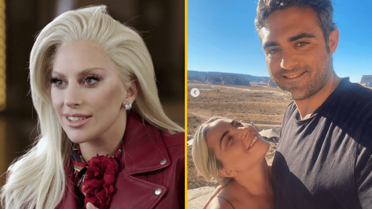 Osoba v červenej koženej bunde vedľa ženy usmievajúcej sa na muža v púštnej krajine.