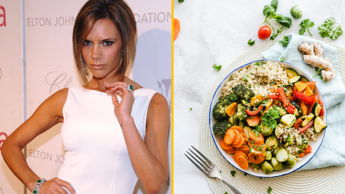 Osoba v bielom oblečení a miska s farebným šalátom s kuskusom a zeleninou na bielom pozadí.