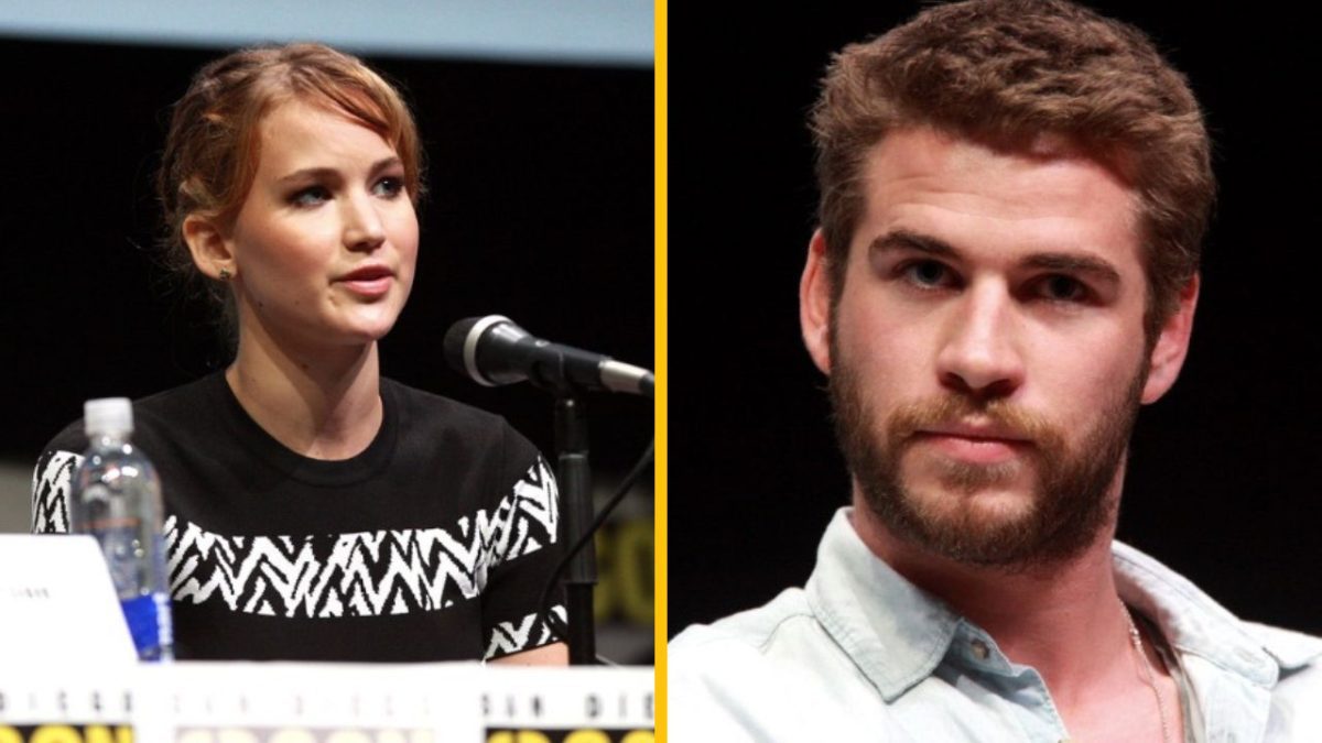 Bližší pohľad na dve osoby počas diskusie na akcii s mikrofónom na stole.