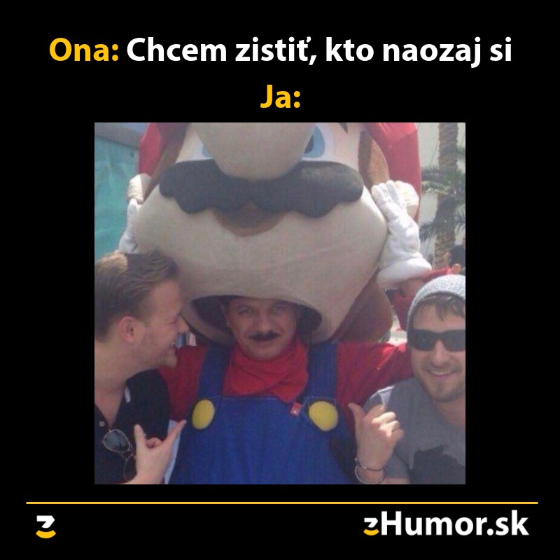 Muž v kostýme sa tvári tajomne, zatiaľ čo priatelia ukazujú na jeho vtipný prevlek.