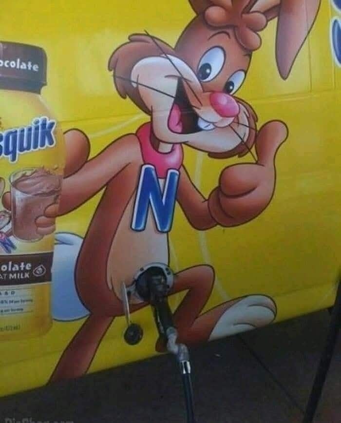 Obrázok s maskotom čokoládového nápoja, ktorý sa zdá, akoby čerpal palivo do vozidla.