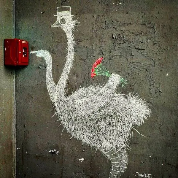 „Pouličné umenie s pštrosom v klobúku ukazuje na hydrant, v ruke drží karafiát, vytvorené na šedivej stene.“