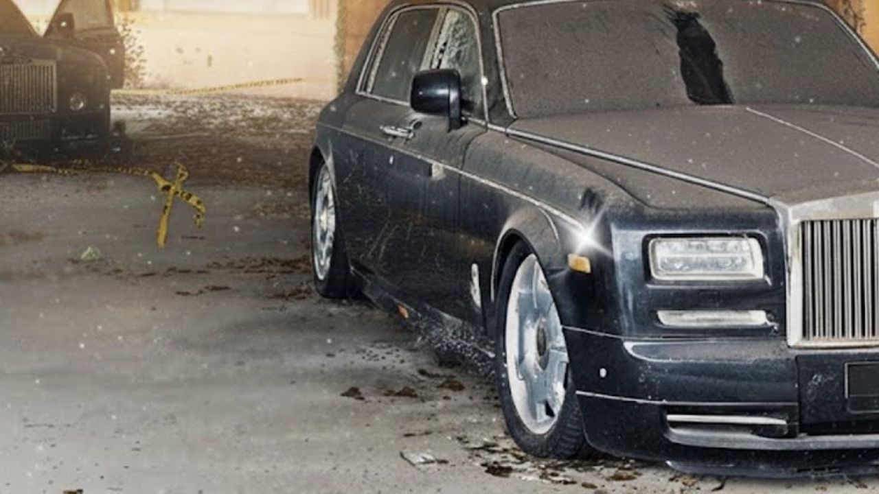 Opustené luxusné auto pokryté prachom v chátrajúcej garáži, obklopené pavučinami a zvyškami lístia.