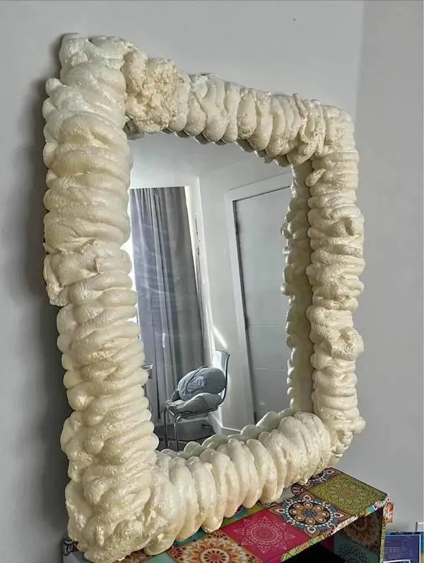 Zrkadlo s jedinečným rámom zo špeciálnej peny, dodáva interiéru moderný a kreatívny nádych.