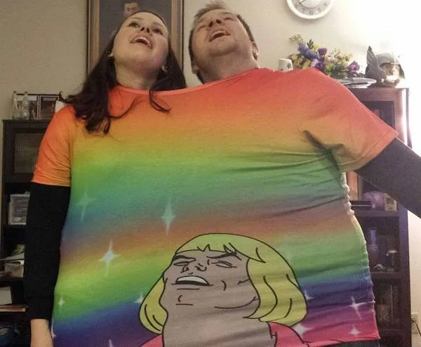 Dvojica v spoločnom farebnom tričku s motívom veselého komiksového výrazu, stojaca v interiéri.