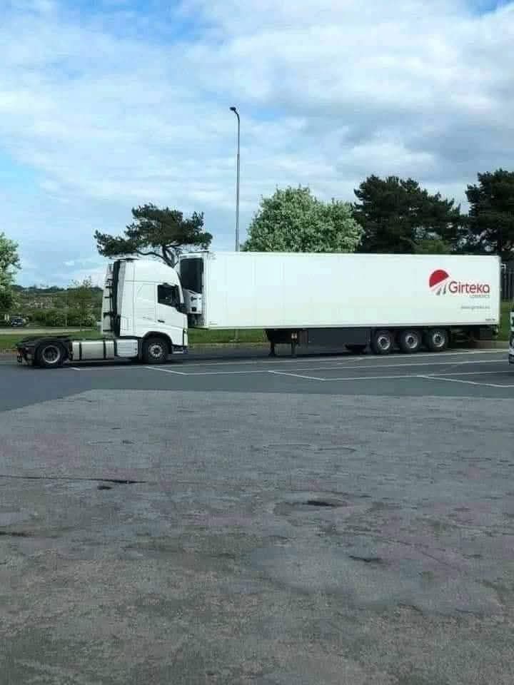 Kamión s logom Girteka na parkovisku, pripravený na cestu.