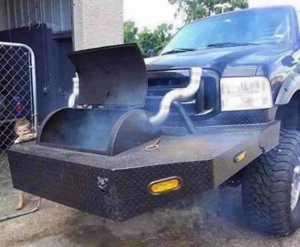 Terénne auto s neobvyklým grilom na nárazníku, pripravené na grilovačku kdekoľvek.