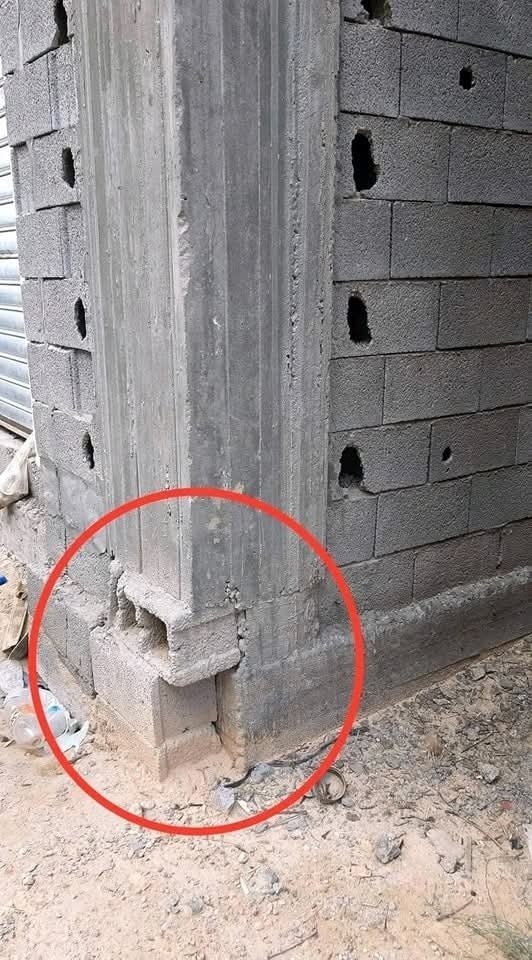 Stavebná chyba: nesprávne uložené tehly v betónovom pilieri, zvýraznené červeným kruhom.