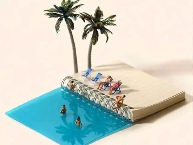 Miniatúrne palmy a ľudia relaxujú pri bazéne na otvorenom poznámkovom bloku, kreatívna kombinácia dovolenky a tvorivosti.