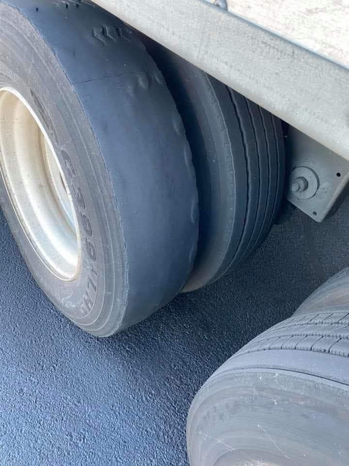 Opotrebované pneumatiky nákladného vozidla na ceste, potrebná výmena pre bezpečnosť a výkon.