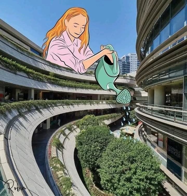 Ilustrácia ženy polievajúcej rastliny na modernom priečelí budovy v meste.