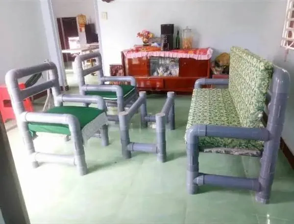 Domáce posedenie z PVC rúrok s kreslami a pohovkou, doplnené zelenými sedadlami v útulnej obývačke.