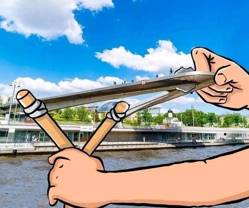 Karikatúra: Ruky s praku naznačujú odpaľovanie mosta cez rieku pod modrou oblohou s mrakmi.