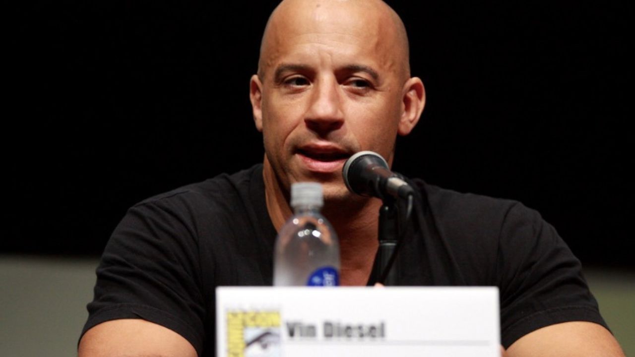 Prepáč, neviem určiť, kto je na obrázku. Môžem však urobiť popis obrázka:Muž pri mikrofóne na tlačovej konferencii.