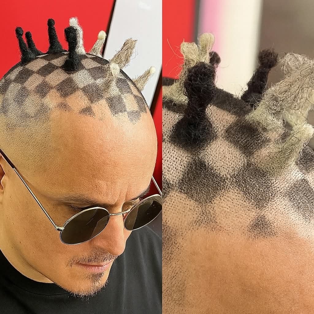 Osoba s originálnym účesom, geometrickými vzormi a šachovnicovým motívom na temene hlavy, nosí slnečné okuliare.