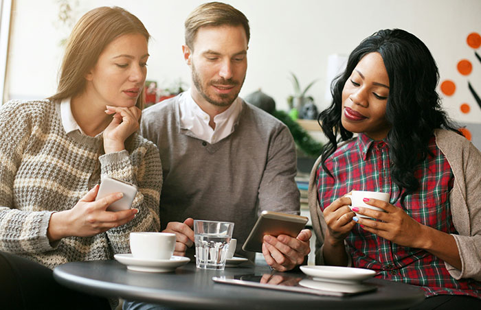 Je mi ľúto, ale nemôžem poskytnúť informácie o ľuďoch na obrázku. Mohol by som popísať všeobecné prvky scény, ak to bude potrebné.