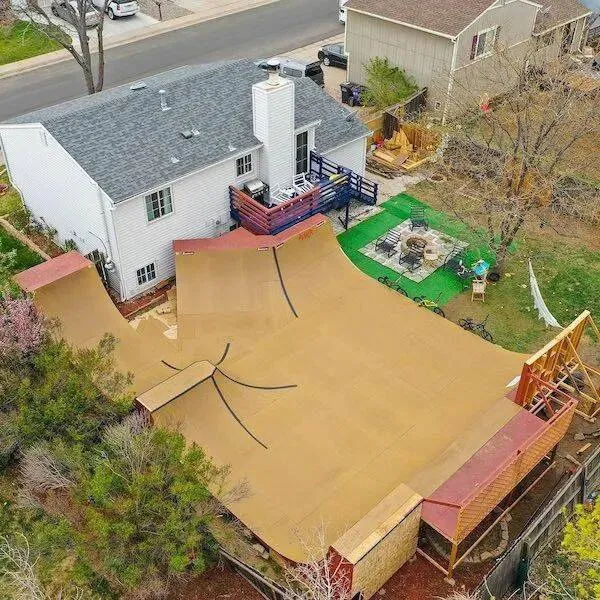 Dom so záhradou a veľkou skateboardovou rampou, pohľad zhora.