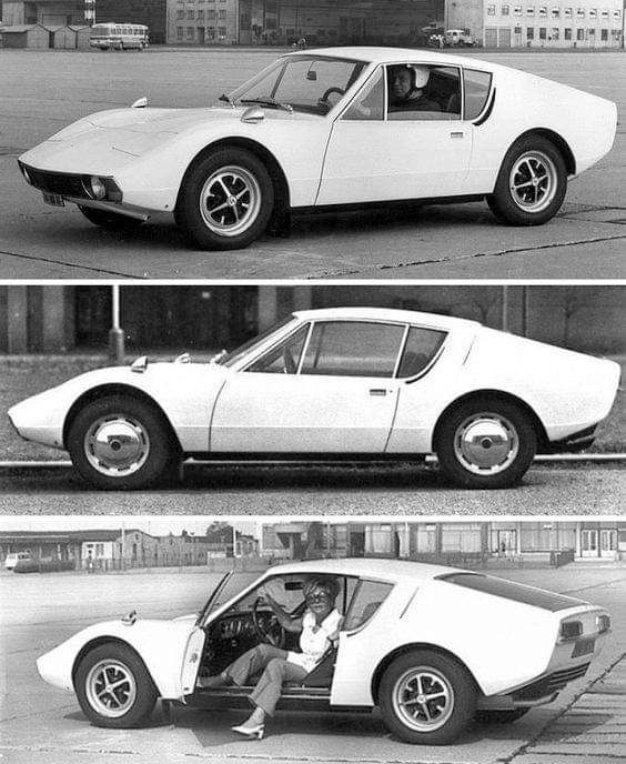 Športové auto z 60. rokov na letisku, elegantný dizajn karosérie, muž za volantom, čiernobiele fotografie.