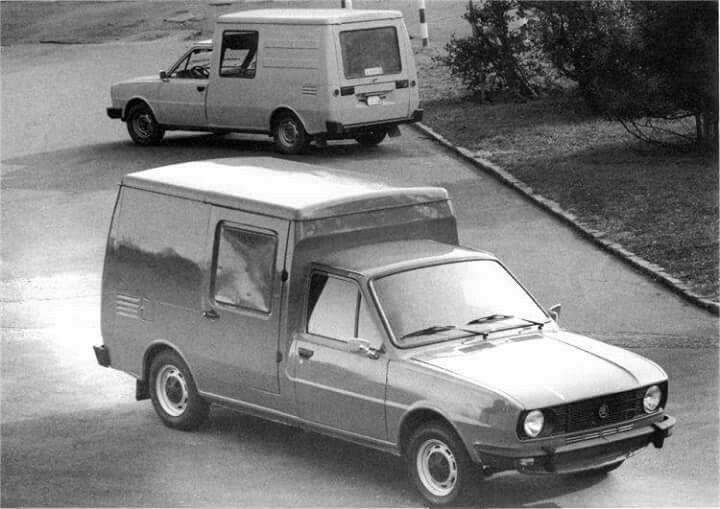 Dva historické dodávky na kľukatej ceste, čiernobiela fotografia, retro vozidlá z minulého storočia.