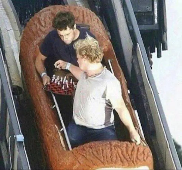 Dvaja muži hrajú šach na vodnej atrakcii v zábavnom parku.