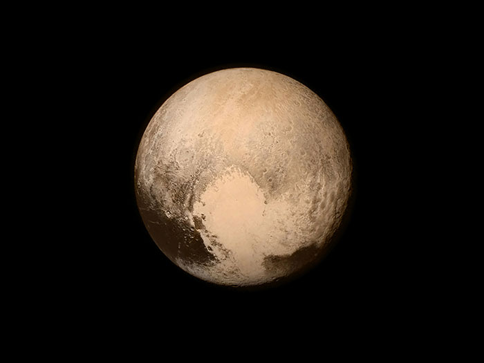Planéta Pluto na čiernom pozadí so svetlými a tmavými oblasťami. Astronómia a vesmírna veda.
