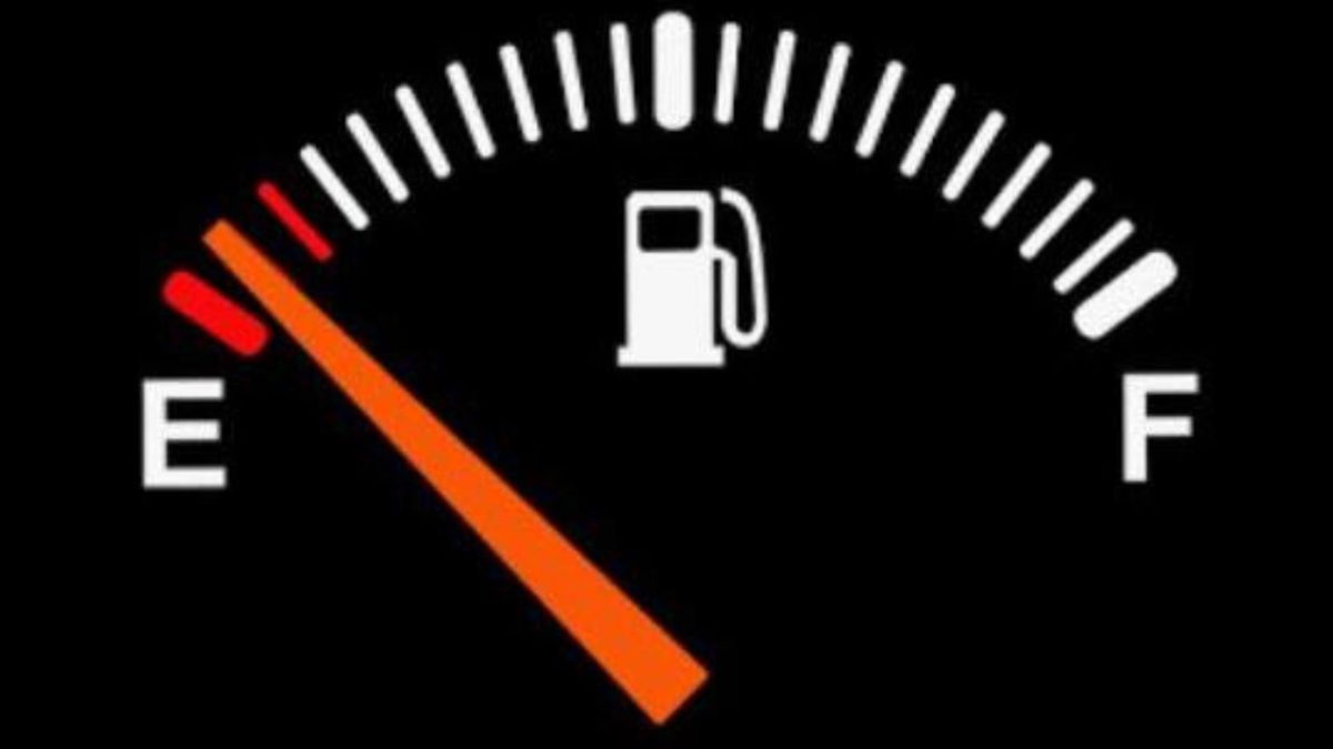 Ukazovateľ palivovej nádrže na nízkej úrovni, takmer prázdny, symbolizujúci nutnosť doplniť palivo čo najskôr.