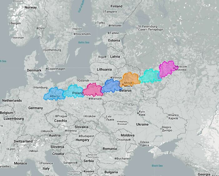 Mapa znázorňuje územia medzi Nemeckom a Ruskom s vyznačenými krajinami: Poľsko, Bielorusko a ďalšie.