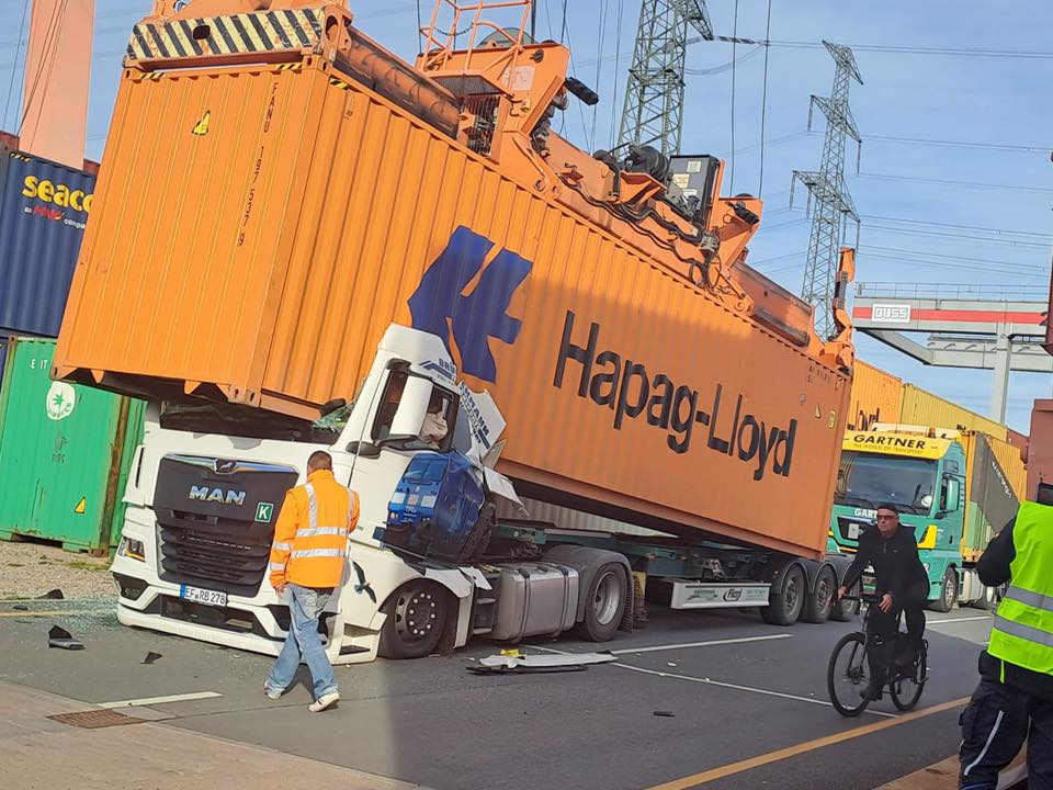 Kamión s kontajnerom Hapag-Lloyd sa zrútil na cestu, pričom poškodil kabínu vodiča a spôsobil dopravnú nehodu.