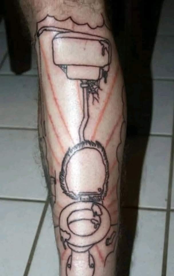 Tetovanie s motívom toalety na nohe, zložené z čiernych obrysov.