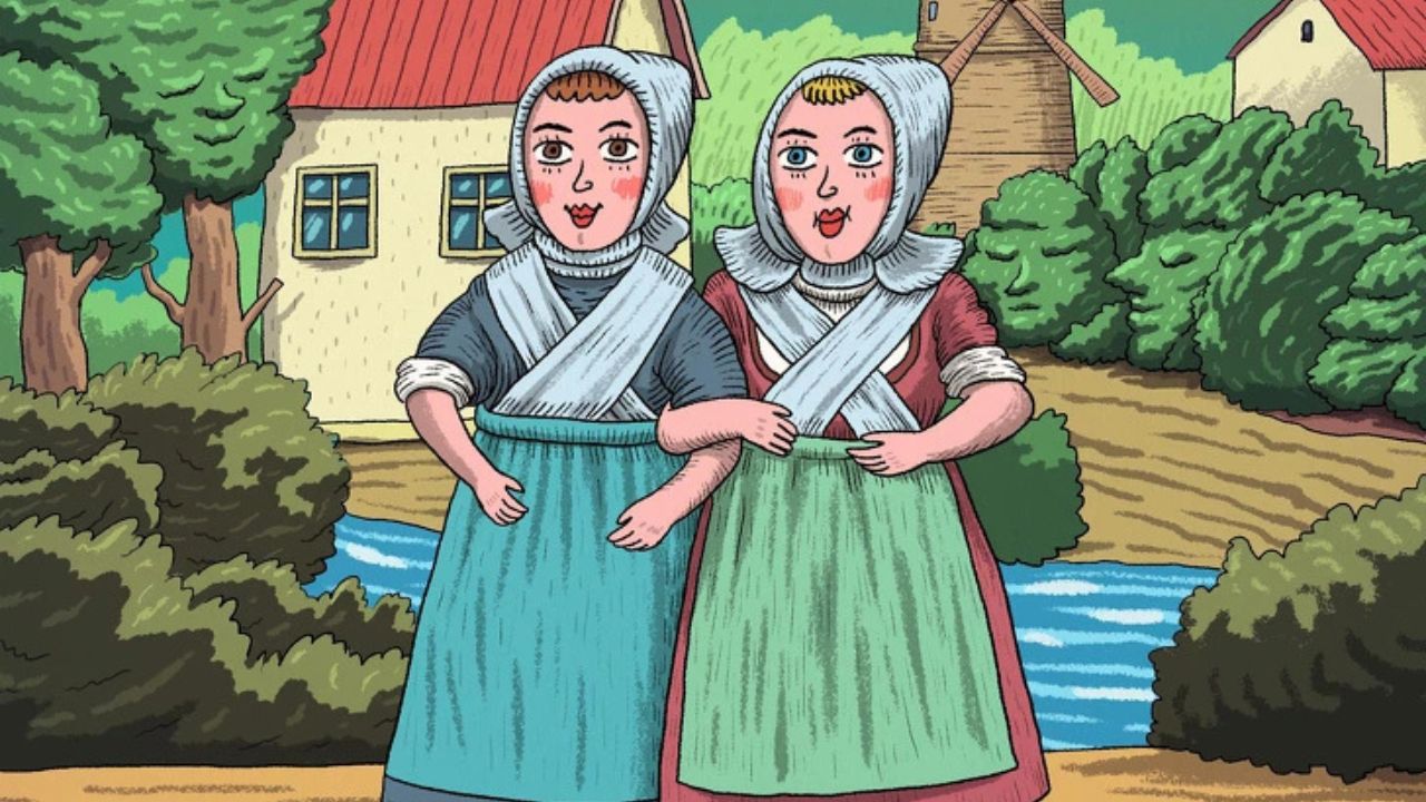 Dve ženy v tradičných ľudových krojoch pri rieke, na pozadí vidiecky dom a veterný mlyn.