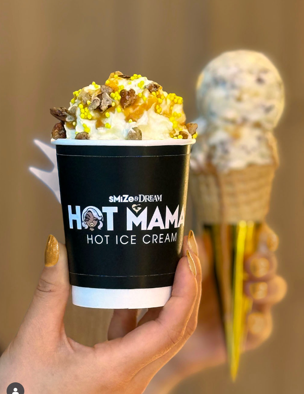 Zmrzlina Hot Mama v tégliku a kornútku, s dekadentnou polevou a posypom, chrumkavé pochúťky na svieži deň.