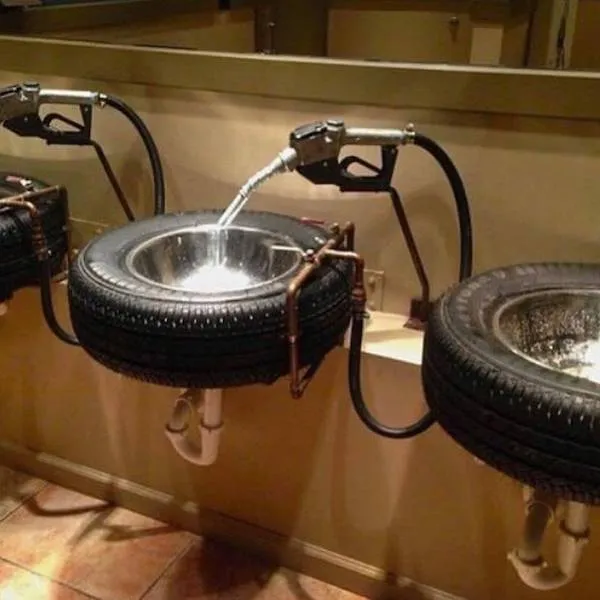 Umyvadlá v tvare pneumatiky s kohútikmi vo forme palivových čerpadiel, originálny dizajn pre kúpeľňu.