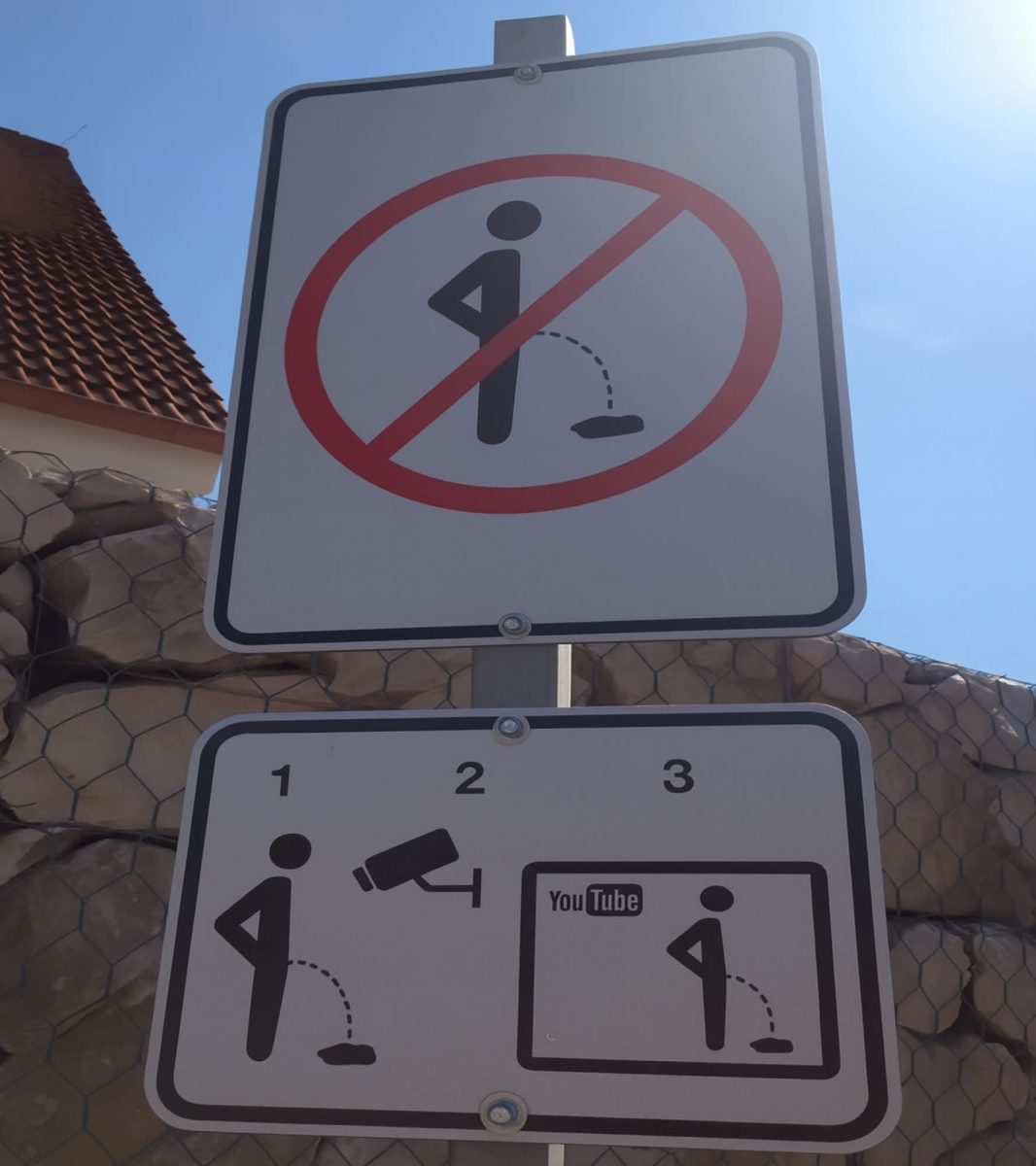 Zákaz močenia, kamera zaznamenáva a videá sú zdieľané na YouTube. Pozor na svoje správanie!