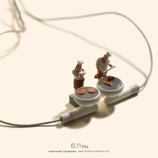 Miniatúrni kuchári grilujú na slúchadlách, kreatívne umenie mixuje kuchyňu s technológiou.